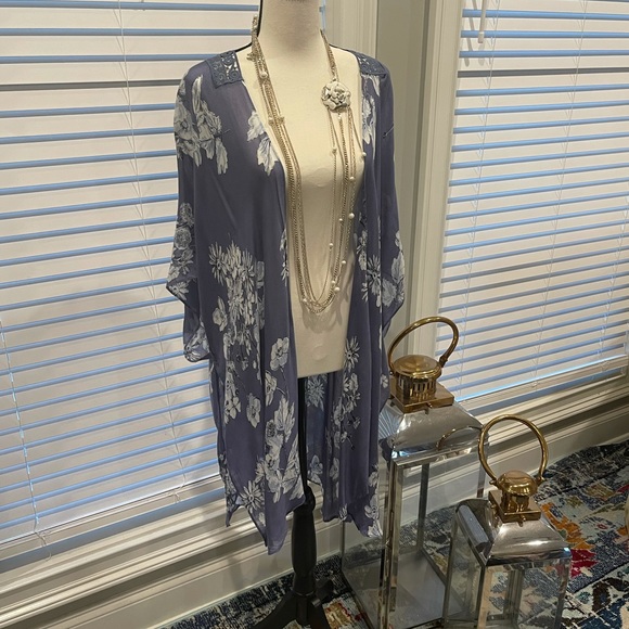 Beautiful Blue flowing floral kimono with crochet back - Picture 6 of 12